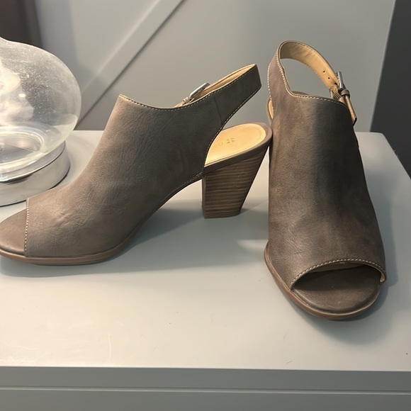 Gray open toe, heeled, sandals - Picture 3 of 4